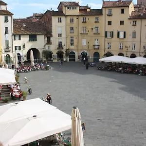 Gasthuis Micheli Anfiteatro Square, Lucca